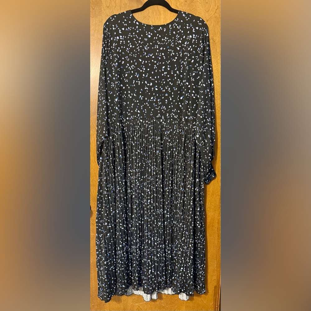 Eloquii Black Printed Long-Sleeve Pleated Midi Dress - Picture 2 of 5